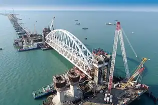 The installation of the railway arch in August 2017