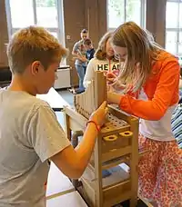 Children in primary school are assembling a do-organ of Orgelkids