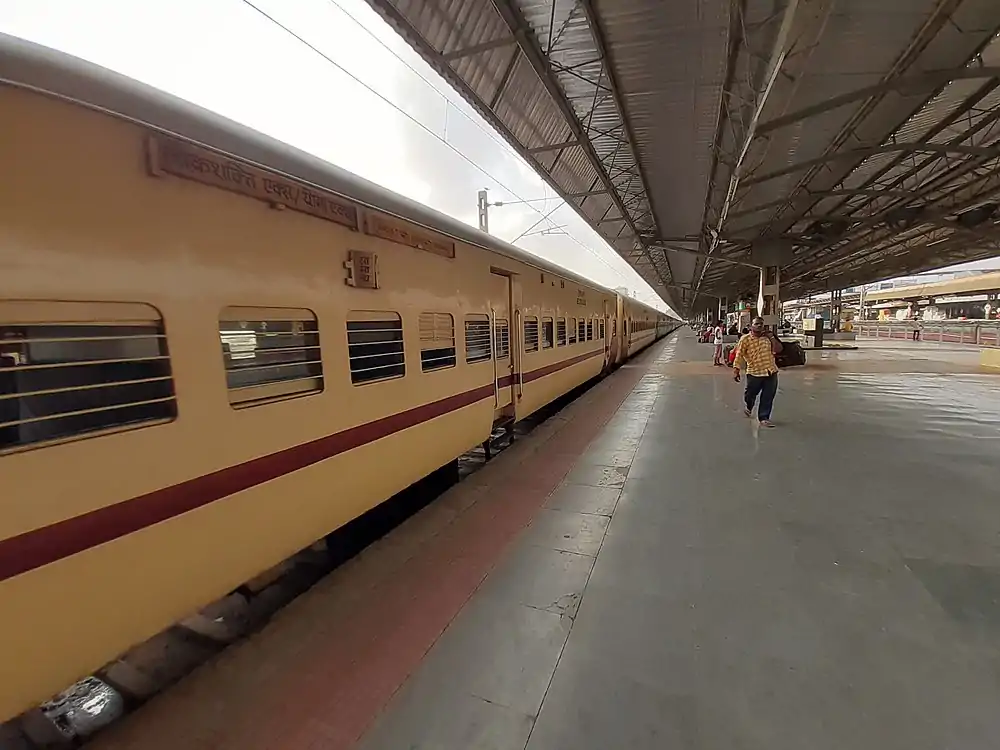 22927 Lok Shakti Express at Bandra Terminus