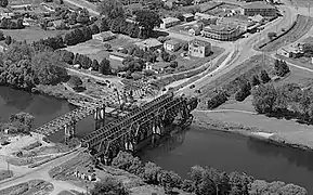 1931 railway bridge and 1956 road bridge being built