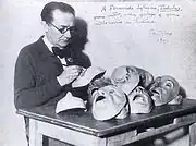 Castelao, already in exile, painting the masks for Os vellos non deben de namorar