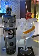 A Spanish gin tonic served in a balloon glass