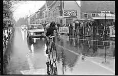 Walter Planckaert arriving solo in Waregem (collectie KOERS. Museum van de Wielersport)