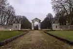 Grand entry hémicycle (which retains its pavilions and portal).