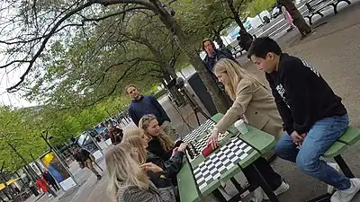 Anna Cramling playing with passersby, Kungsträdgården, Stockholm