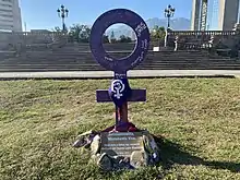 A sculpture covered with memories of people and in the center has a plaque that reads: "Antimonumenta, Alive Monument. Dedicated to all women victims of the machista Nuevo León. 15 May 2022