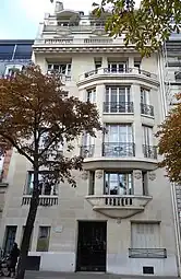 Art Deco reinterpretation of the Doric pilasters on the facade of Avenue du Président-Wilson no. 18, Paris, by Henri Tauzin, 1913