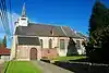 Kerk Sainte-Marguerite, met uitzondering van het kleine heiligdom aan de rechterkant van het gebouw, en de groep gevormd door de kerk, de begraafplaats, de pastorie en de tuin en de weg langs de muur van de boerderij