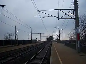 Double-tracked railway line leading to bridge with side platforms at each side