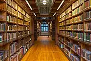 Bookshelves in the Heyne Hall (2022)