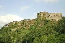 Oud kasteel-fort van Bouillon, de wallen, de brandtrap, bastion Bourgogne en het hoofdgebouw, en het ensemble van de gebouwen en de omliggende terreinen