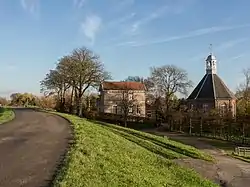 Boven-Leeuwen, reformed church behind the dyke