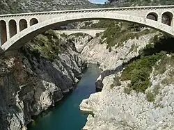 Nouveau pont sur l'Hérault (1932), à l'entrée des gorges de l'Hérault ; au fond, l'aqueduc.