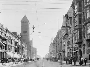 Broadway looking south from 2nd St., 1895-1905. The 1888 City Hall is visible on the left (east) side.