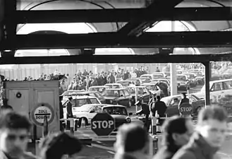 Crowds at the border crossing on 18 November 1989.