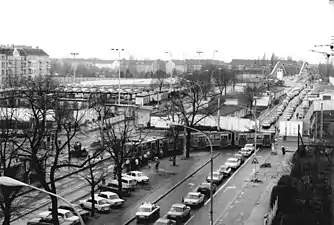 Queues of cars at the Bornholmer Straße crossing.