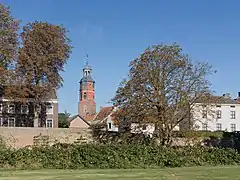 Buren, church, de Sint-Lambertuskerk behind the wall