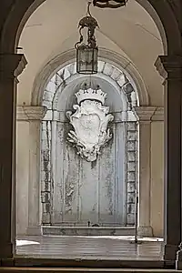 Fountain in courtyard with Rezzonico coat of arms