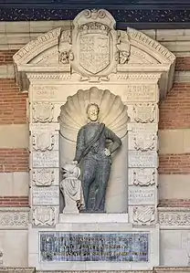 The upper part of the portal (1602-1609) features a statue of King Henry IV.