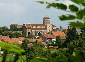 The church and surrounding buildings in Châtel-Montagne