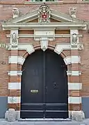 The portal of the Hôtel de Chalvet (1617), a transition between Renaissance references and the alternating brick and stone of 17th century Toulouse.