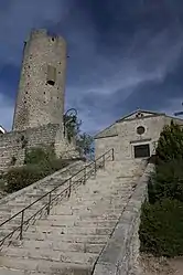 La Tour et l'église de Chambles.