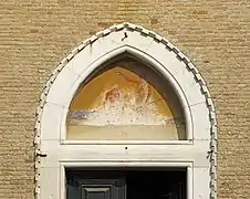 Feature of the tympanum of the door