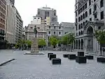 Church Square.- One of the squares round which Cape Town developed. It was the square used by churchgoers of the Groote Kerk.
While he was still occupied with the building of his fort, Jan van Riebeeck started to lay out a garden between the fort and the Fresh River. As time went on, the garden was extended in the direction of the mountain. Type of site: Square.