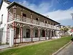 DOUBLE STOREY, SINGLE PILE 6 BAY ASYMMETRICAL PLAN PLUS ADDITIONS. DOUBLE STOREY WOODEN VERANDAH. SLATE ROOF AND WALLS BRICK PLASTERED. LARGE PANE SASH WINDOWS AND FRENCH DOORS UPSTAIRS. ON STREET. VERY IMPORTANT BUILDING. ON 1863 MAP. ORIGINALLY C1840. MODERNISED C1880. SEE P.70 IN GRAHAMSTOWN FROM COTTAGE TO VILLA BY R & B REYNOLDS. Type of site: House Current use: Domestic – House.