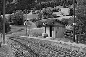 Single-story shelter on single-track platform