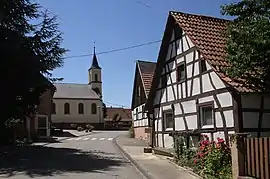 The church and surroundings in Crœttwiller