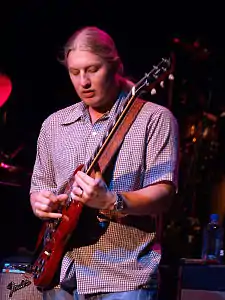 Derek_Trucks_slide-Allman_Bros_Band_2009.jpg