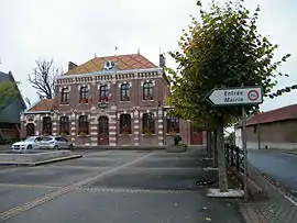 The town hall in Dury