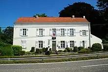 Boerderij van Caillou, namelijk het huis gelegen aan de voorkant van de Brusselse weg, en de omsluitende muur en ensemble van de genoemde boerderij, tuin en bijgebouwen