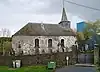 Kapel Sainte-Aldegonde de Flamisoulle, de muur van het kerkhof, de grafstenen en kruisen en het ensemble van het gebouw en de begraafplaats