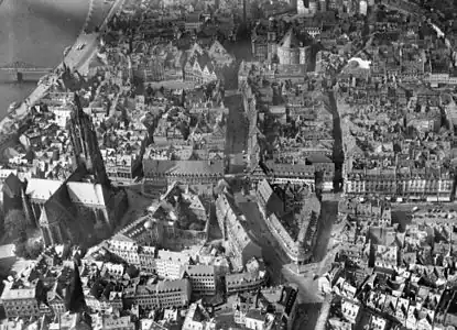 Frankfurt on the Main: 1940's Aerial photograph from the northeast; Cathedral (left); in the background: St. Paul's Church