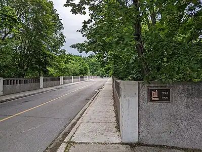 The Governor's Bridge is located in the neighbourhood's western section