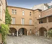 Hôtel Dumay: courtyard.