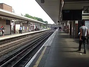 Northbound Metropolitan line Platform 4 looking south