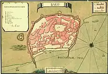 Hand-drawn colour map of a city on the coast. The map focuses on the fortifications and street grid of the city. Off the coast are five ships. At the bottom of the map is a small painting of two ships and a boat.