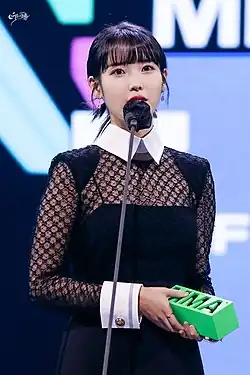 IU giving a speech after winning at 2021 Melon Music Awards