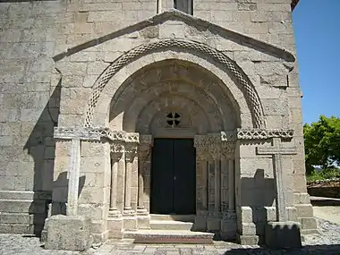 The Church of São Salvador de Unhão has a portal protected by a porch.