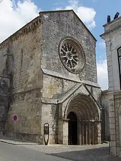 Church of São João do Alporão, built by the Knights Hospitaller after 1185, also presents early Gothic features like the rose window or the non-decorated portal.