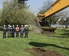 Groundbreaking ceremony with an excavator, marking the start of construction of the new Line 6 of the Santiago Metro on September 13, 2012, in which President Sebastián Piñera (fourth from left) took part.