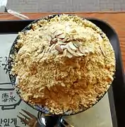 Injeolmi-bingsu topped with kong-gomul (soybean powder)