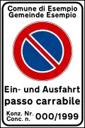 "Passo carrabile" sign in Italian and German (used in South Tyrol)