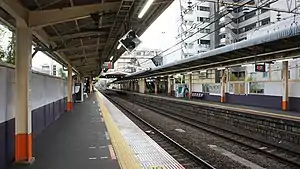 JR Chuo Main Line platforms at Nishi-Hachiōji Station