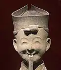 jieze (介帻), as worn by a ceramic xiao-flute player.