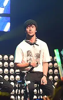 DELEŌN performing with CNCO in Brazil in 2019.