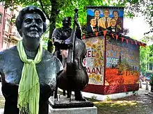 Bust of Tante Leen and Manke Nelis on the Johnny Jordaanplein, Elandsgracht at the Prinsengracht.